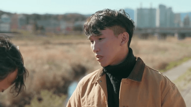 야외에서 누군가에게 말을 거는 남성