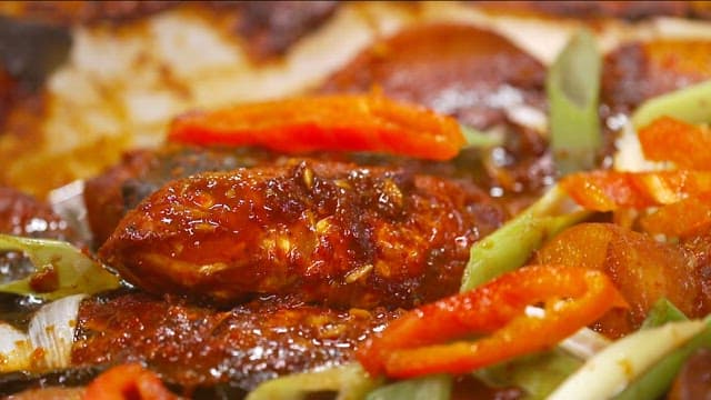 냄비에서 끓고 있는 생선무조림