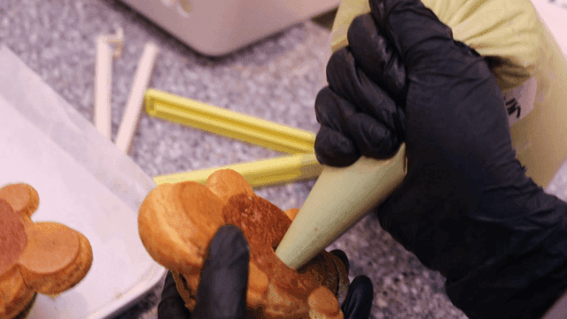 거북이 모양의 빵에 채우는 크림