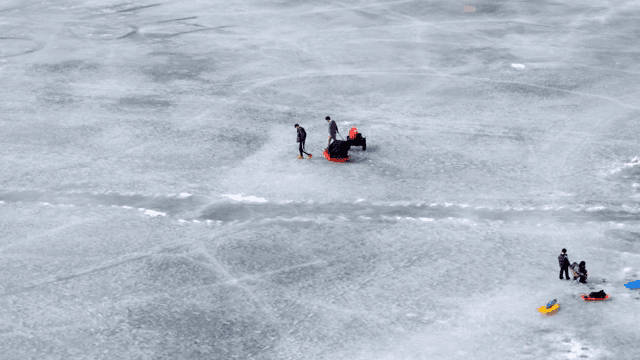 얼어붙은 호수 위를 걷고 노는 사람들