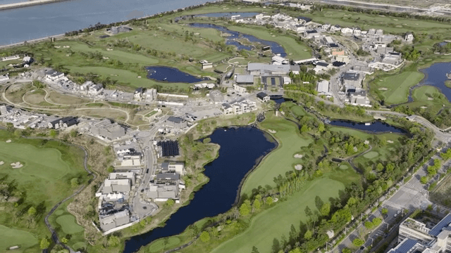 클럽하우스와 녹지가 있는 현대적인 골프장