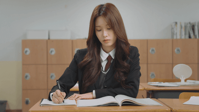 교실에서 공부하는 학생