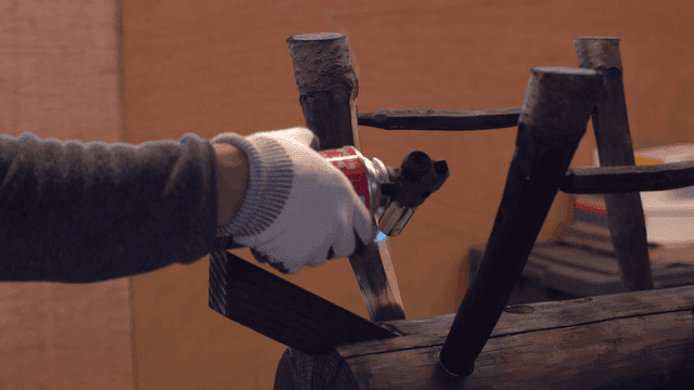 나무를 토치로 태우는 모습