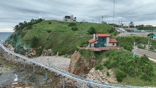고요한 바다 근처의 빨간 지붕 집