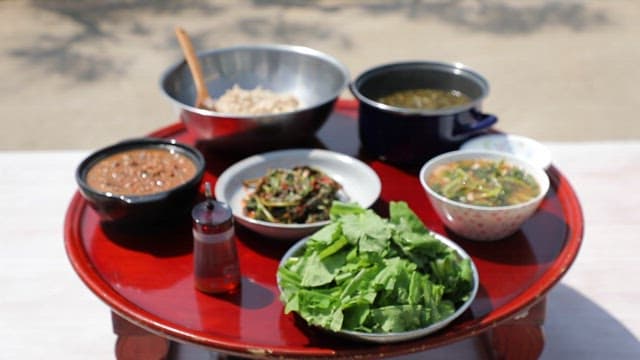 소반 위에 가지런히 플레이팅된 열무 요리들