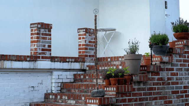 화분이 놓인 벽돌 계단