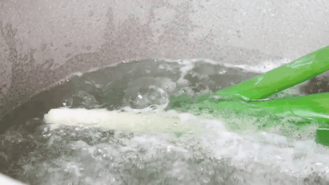 파가 있는 끓는 물에 넣는 양파