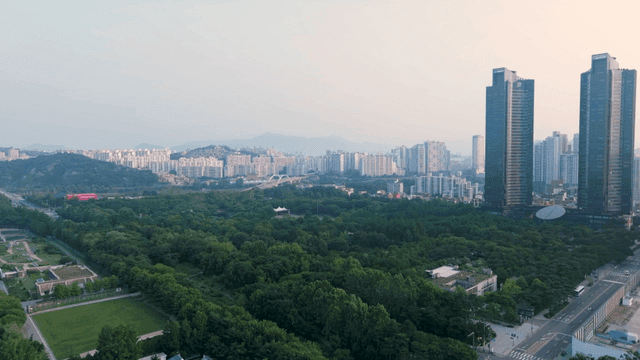 푸른 녹지와 높은 건물이 있는 서울 도시 풍경