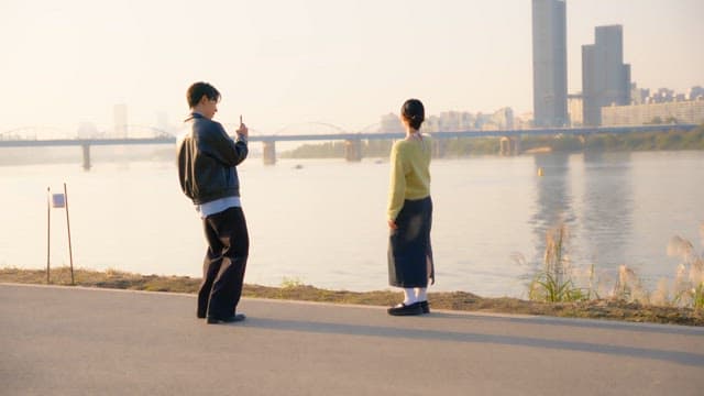 강변에서 사진을 찍는 커플