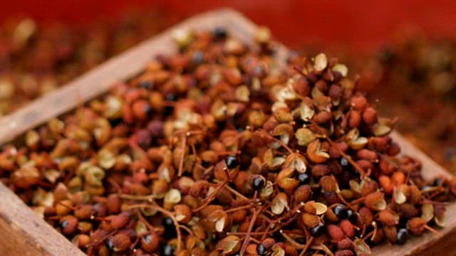 나무 표면에 떨어지는 향신료