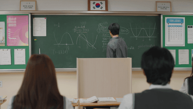 교실에서 수학을 설명하는 교사