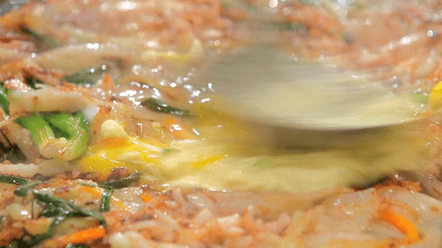 해물파전 위에서 풀리는 계란