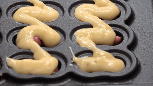 땅콩이 있는 틀에 붓는 반죽