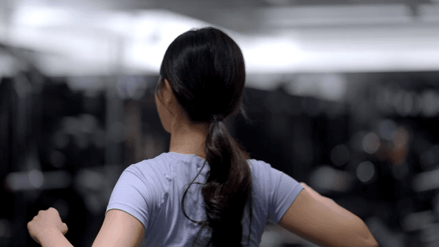 헬스장에 입장하는 젊은 여성의 뒷모습