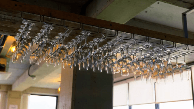 아늑한 바에 걸린 와인잔