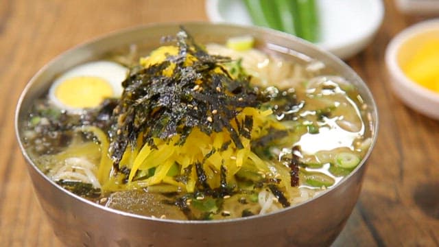 고명과 함께 담긴 먹음직스러운 냉우동