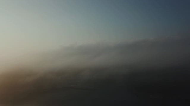 해안을 따라 펼쳐진 아침 안개