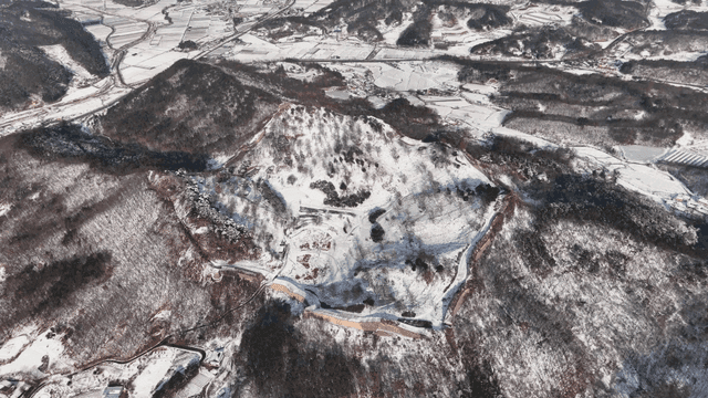 눈 덮인 산 풍경