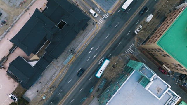 한옥마을 옆 자동차들이 지나가는 도로