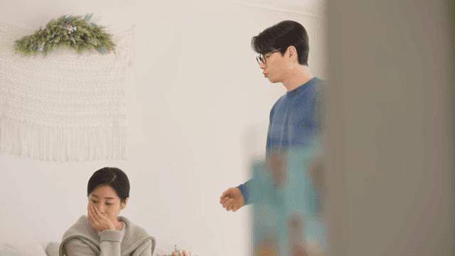 벽 뒤에서 아이의 시선으로 바라보는 부모님의 싸움