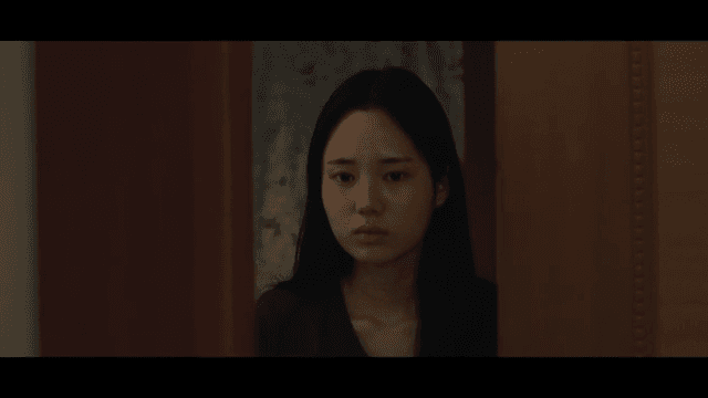 문틈으로 엿보는 여성