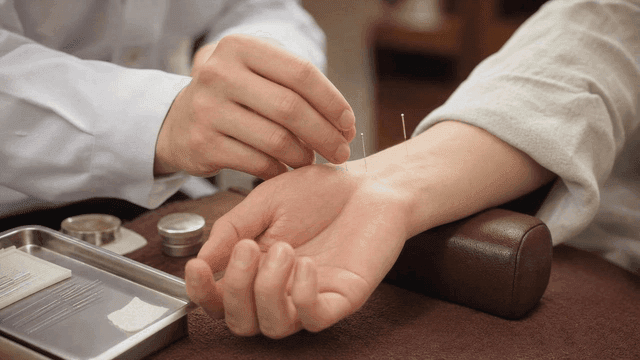 Korean medicine doctor who treats wrist with acupuncture