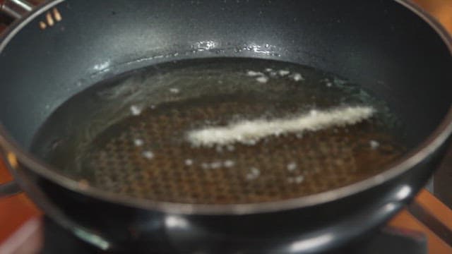 빵가루를 묻힌 아스파라거스를 기름에 튀기는 모습