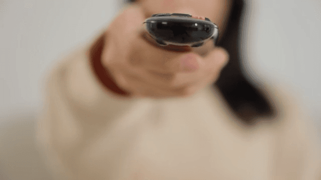 리모컨을 조작하는 여자