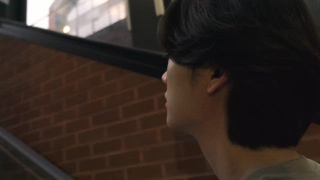 실내 에스컬레이터에 있는 남자