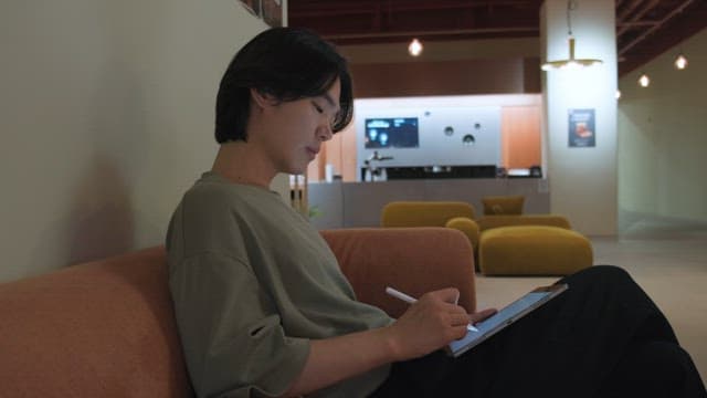 소파에서 태블릿을 사용하는 남성