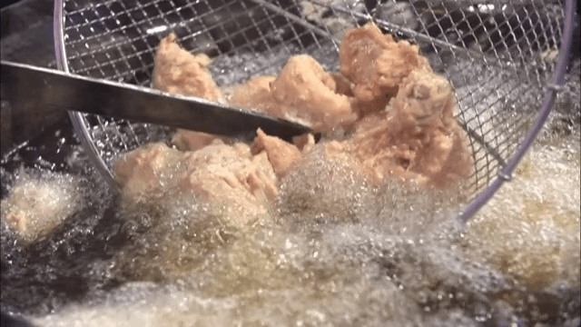 뜨거운 기름에 튀겨지는 후라이드 치킨