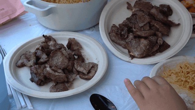 테이블 위의 구운 고기와 라면