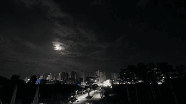 달과 구름이 있는 밤 도시 풍경