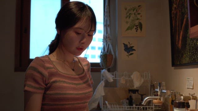 주방에서 간을 보는 여성