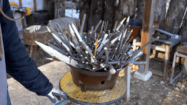 돌아가는 날카로운 나무 연필 막대기 공예품