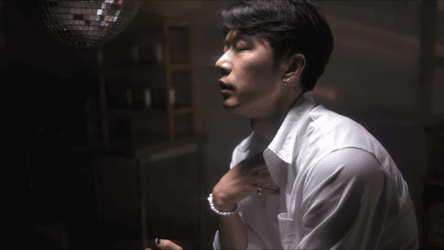 어두운 방에서 혼잣말을 하는 남성