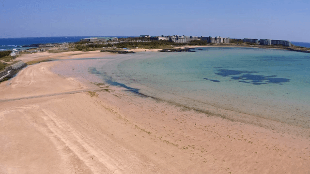 맑은 물이 있는 고요한 해변