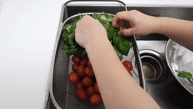 싱싱한 바질과 토마토가 담긴 채반