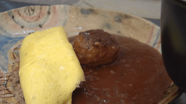 소스를 곁들인 오므라이스