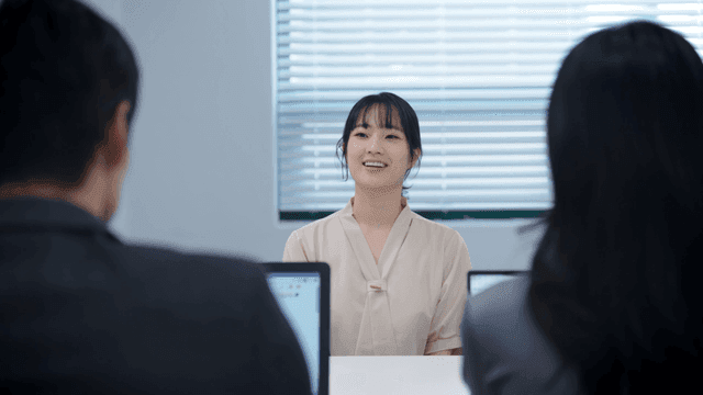 면접을 보는 여성