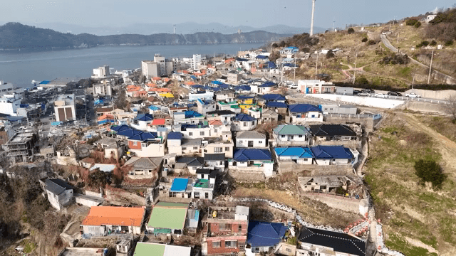 바다 전망이 있는 다채로운 해안 마을