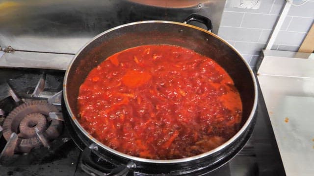 스토브에서 끓고 있는 매콤한 국물 닭발