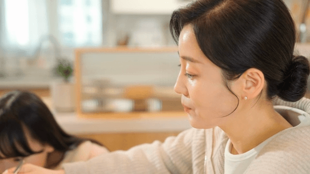 식사를 즐기는 여성