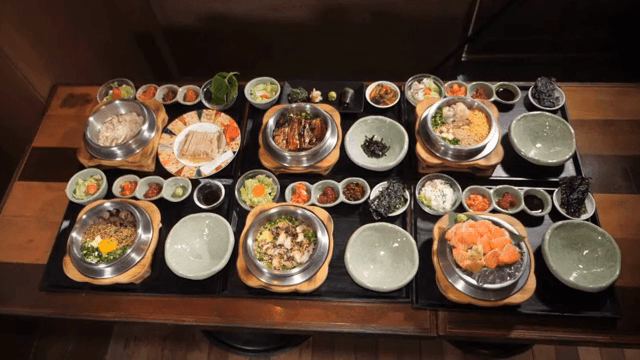 테이블에 올려진 다양한 종류의 솥밥
