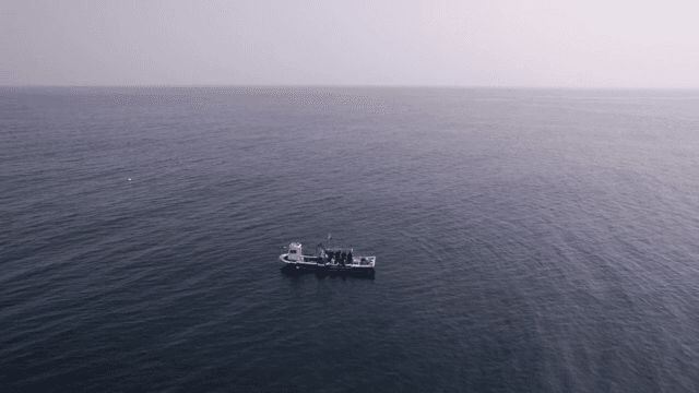 넓은 바다를 항해하는 배