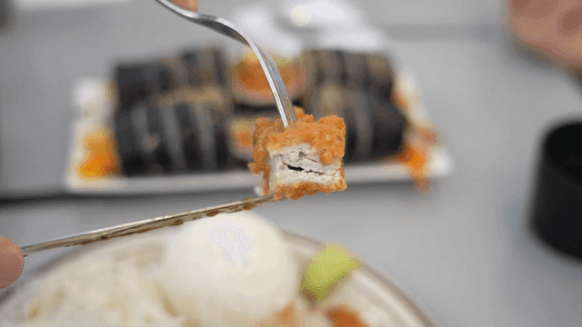 소스 묻은 돈까스 한 조각