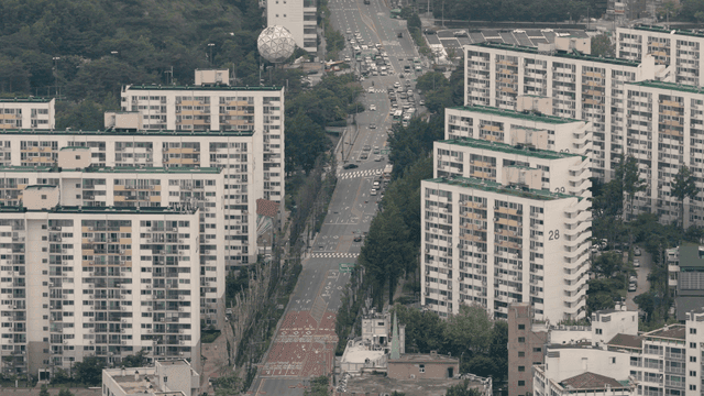 고층 아파트와 분주한 도시 도로