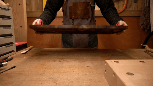 작업실에서 불에 그으른 나무 판자 제작