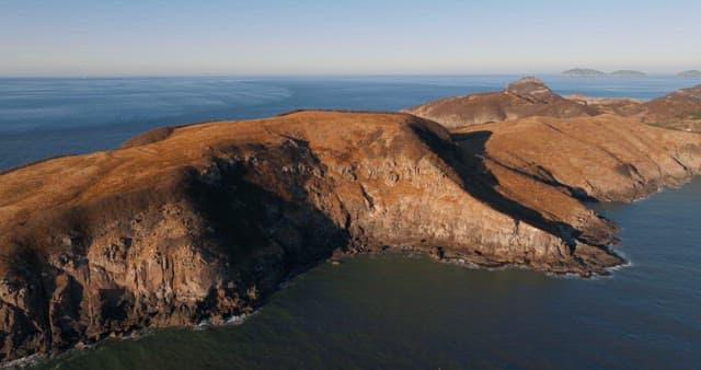 평화로운 해안 언덕과 바다 풍경