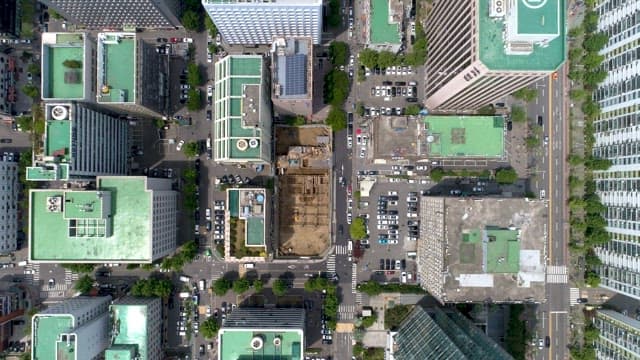 위에서 정면으로 내려다 본 도시의 풍경